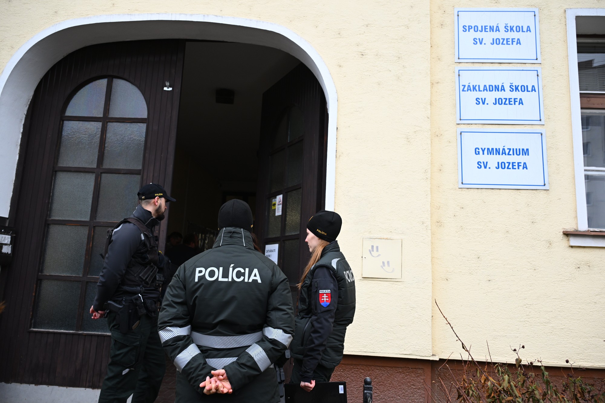V škole v Novom Meste nad Váhom sa strieľalo.