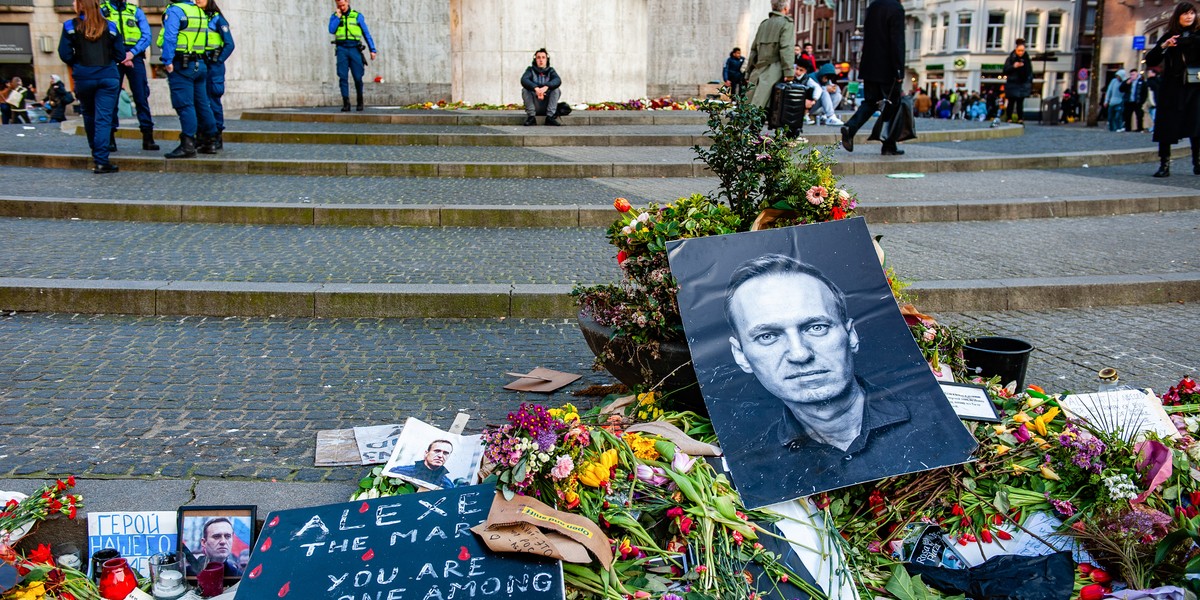 Portret Aleksieja Nawalnego w centrum Amsterdamu. Holandia, 8 marca 2024 r.