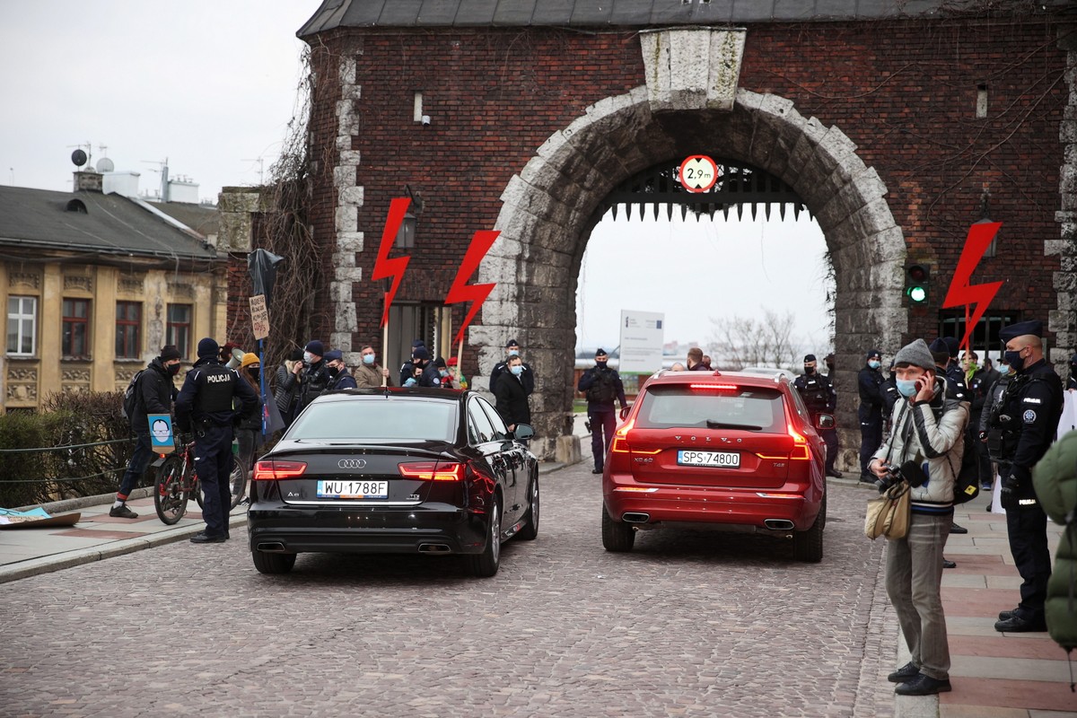 Manifestanci przed bramą wjazdową na Wawel