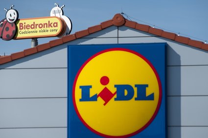 Biedronka i Lidl zabierają bankom pracowników