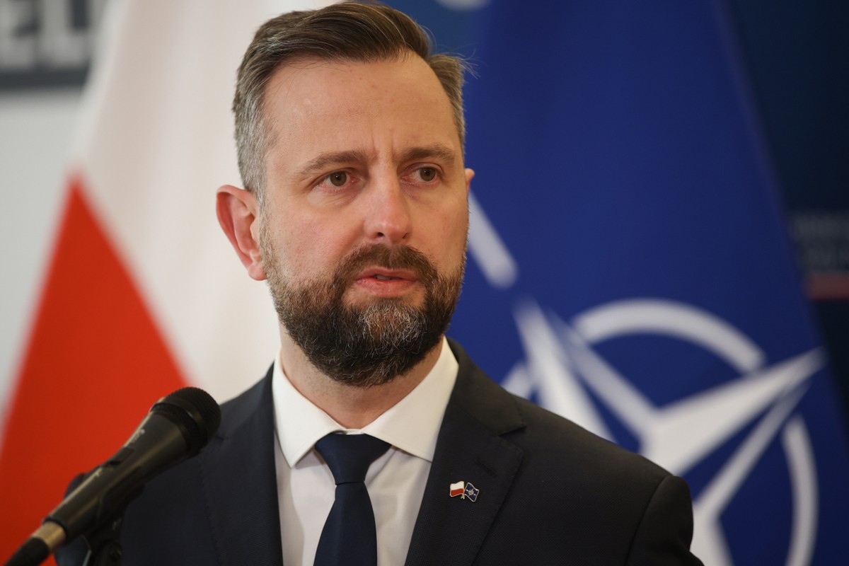 Wieliczka, 05.04.2025. Wicepremier, szef MON Władysław Kosiniak-Kamysz podczas briefingu prasowego po zakończeniu przysięgi wojskowej żołnierzy 11. Małopolskiej Brygady Obrony Terytorialnej im. gen bryg. Leopolda Okulickiego ps. "Niedźwiadek" w Wieliczce, 5 bm. (aldg) PAP/Łukasz Gągulski