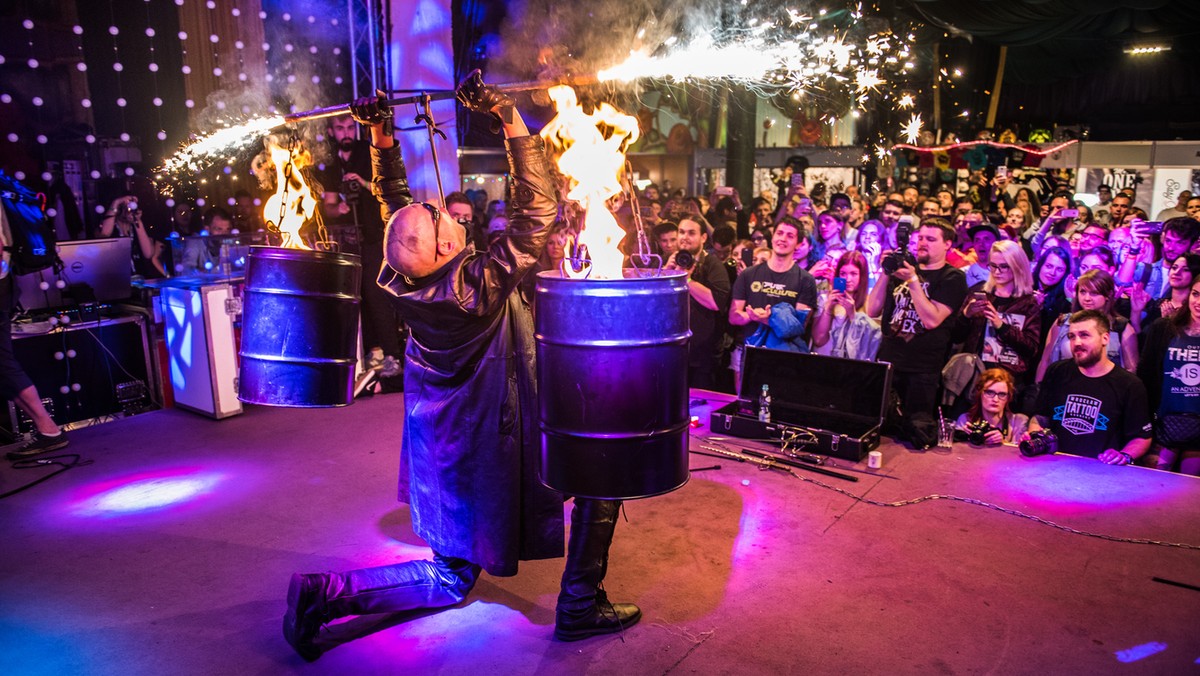 Sztukmistrze i cyrkowcy z dostawą do domu? Proszę bardzo. W dniach 23-26 lipca, czyli tuż przed oficjalnym rozpoczęciem Carnavalu na podwórkach dzielnic Lublina odbędą się bezpłatne występy artystów. W ciągu czterech dni odwiedzą aż osiem zakątków miasta.