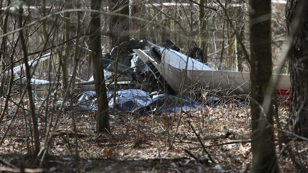 Wrak szybowca, który rozbił się w pobliżu lotniska Dajtki w Olsztynie