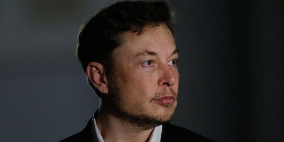 Elon Musk po raz kolejny przyznał, że maszyny skomplikowały proces produkcji samochodów  w fabrykach Tesli, zmiast pomóc ją przyspieszyć 