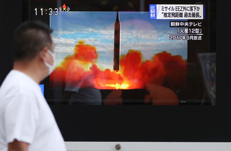 Wystrzelenie rakiety balistycznej Korei Północnej pokazane w japońskiej telewizji, 4 października 2022 r.