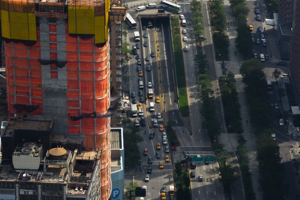 Widok na Manhattan z wieżowca One World Trade Center. W dole widać West Street. fot. Craig Warga/Bloomberg