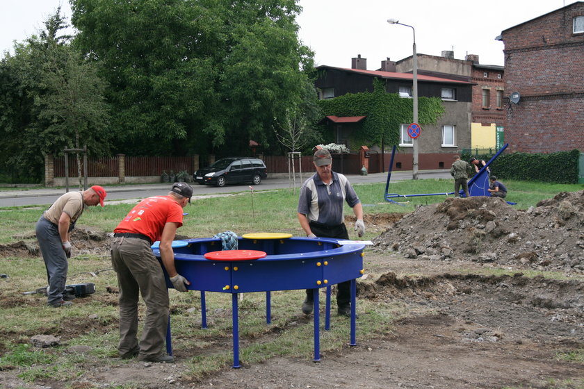 Fachowcy montują urządzenia