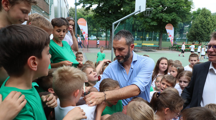 Az Újbudai
Grosics Gyula
Sport Általános
Iskolába ellátogató Gianluca
Zambrotta rengeteg autogramot osztott ki /Fotó: Pozsonyi Zita