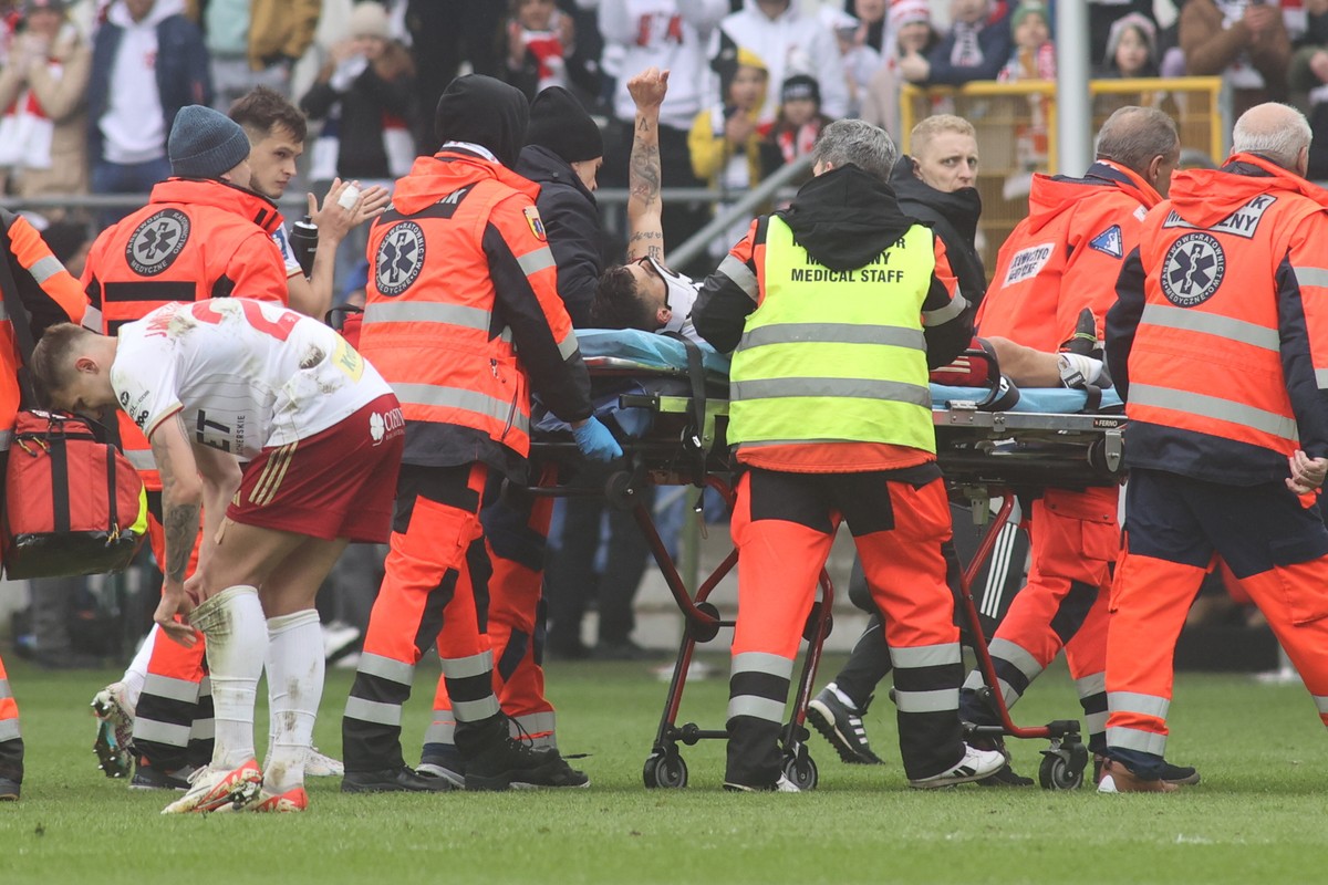 Dani Ramirez (leży na wózku) podczas meczu 29. kolejki piłkarskiej Ekstraklasy z Lechem Poznań