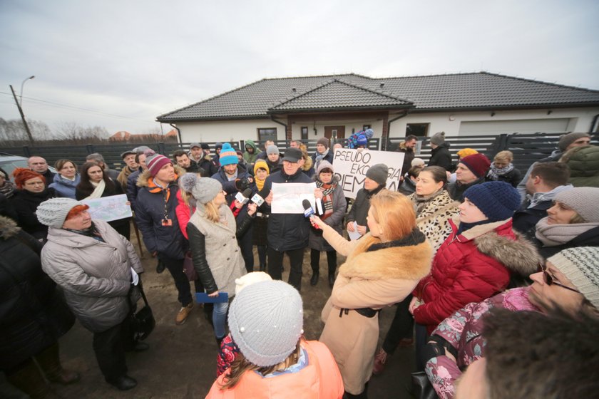 Protest mieszkańców Złotna w Łodzi przeciwko trasie Kolei Dużych Prędkości