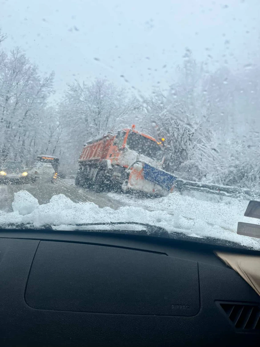 Kamion za čišćenje snega skliznuo s puta