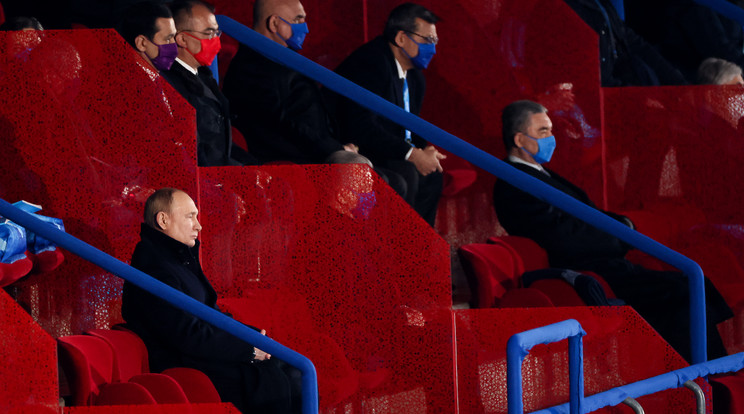 Putyin alvást színlelt a pekingi olimpiai megnyitón, amikor az ukrán csapat épp bevonult a stadionba / Fotó: GettyImages