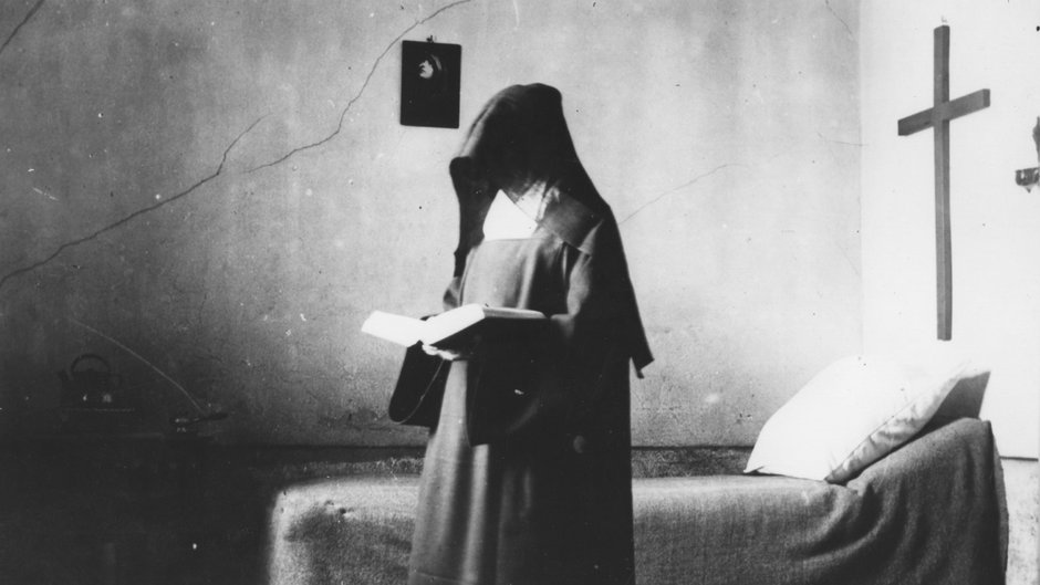 Siostra zakonna w swojej celi - zdjęcie ilustracyjne