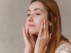 Sprawia problemy, ale wolniej się starzeje! Wszystko, co trzeba wiedzieć, być żyć w zgodzie z cerą tłustą