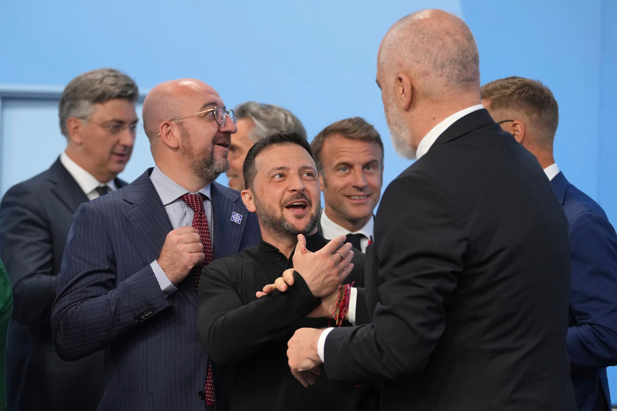 Albánsky premiér Edi Rama (vpravo) si podáva ruku s ukrajinským prezidentom Volodymyrom Zelenským, zatiaľ čo predseda Európskej rady Charles Michel (vľavo) sa pozerá.