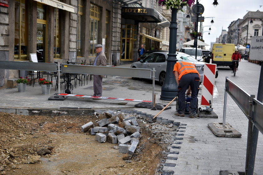 Remont na Traugutta. Niszczą płyty granitowe