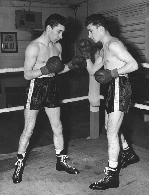 Ronnie (z lewej) i Reggie Krayowie podczas treningu w 1952 r.