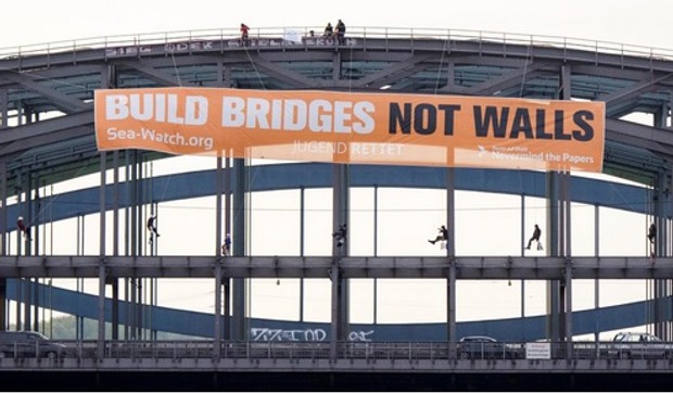 Demonstranti okačili transparent sa natpisom "GRADIMO MOSTOVE, A NE ZIDOVE" na most u Hamburgu