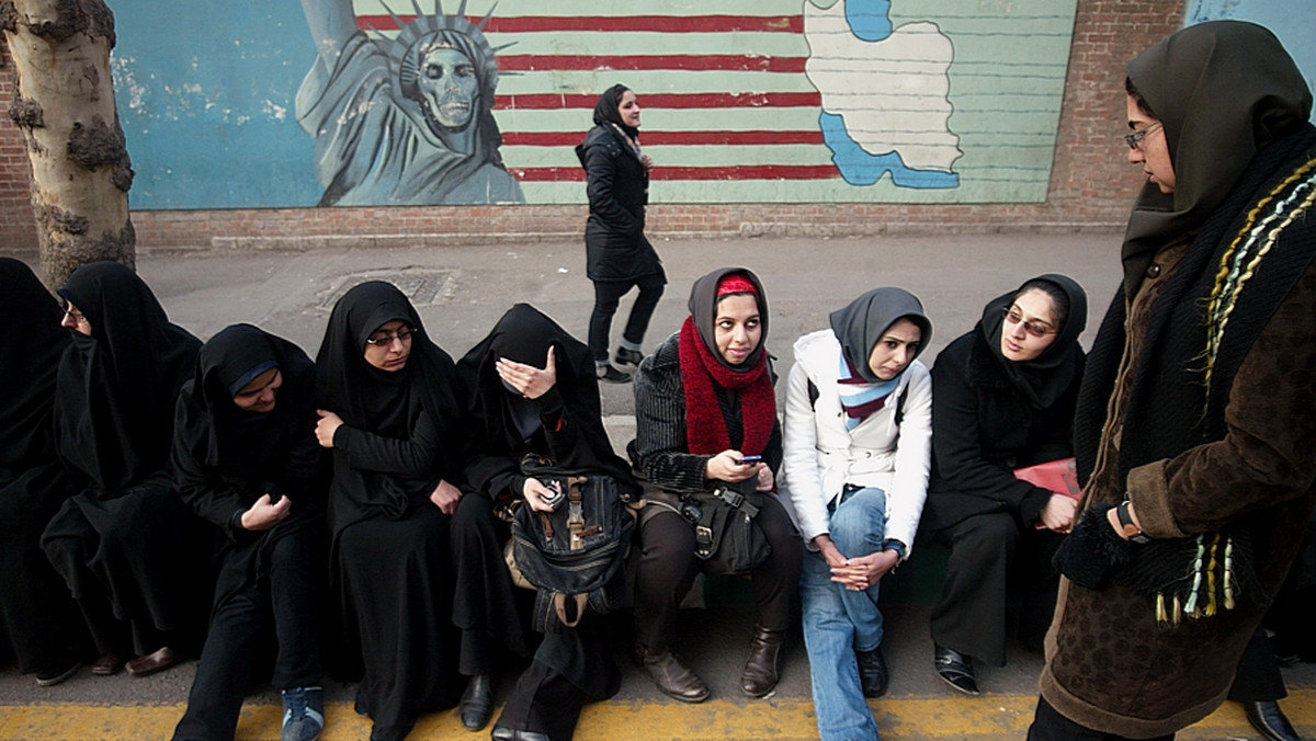Iran zakazał studentkom niektórych uniwersytetów noszenia obcisłych dżinsów oraz tatuaży. O nowym zakazie w ramach zaostrzania przepisów dotyczących przyzwoitości publicznej poinformowała w poniedziałek irańska agencja Fars. Zakazano też ubierania się w jaskrawe kolory i noszenia długich paznokci.