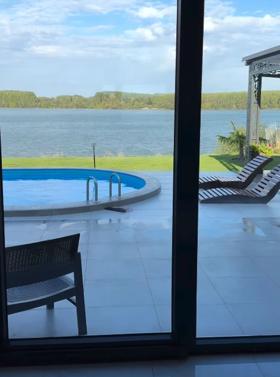 Sindi podelila snimak iz hotelske sobe