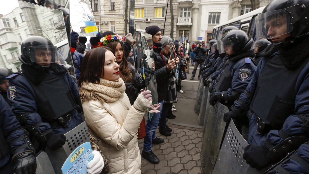 Uczestnicy trwających już drugi miesiąc demonstracji antyrządowych na Majdanie Niepodległości w Kijowie przygotowują się do powitania Nowego Roku. Milicja narzeka na skargi od obywateli, niezadowolonych z niedogodności związanych z długotrwałym protestem.