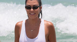 Kourtney Kardashian w stroju kąpielowym na plaży w Miami