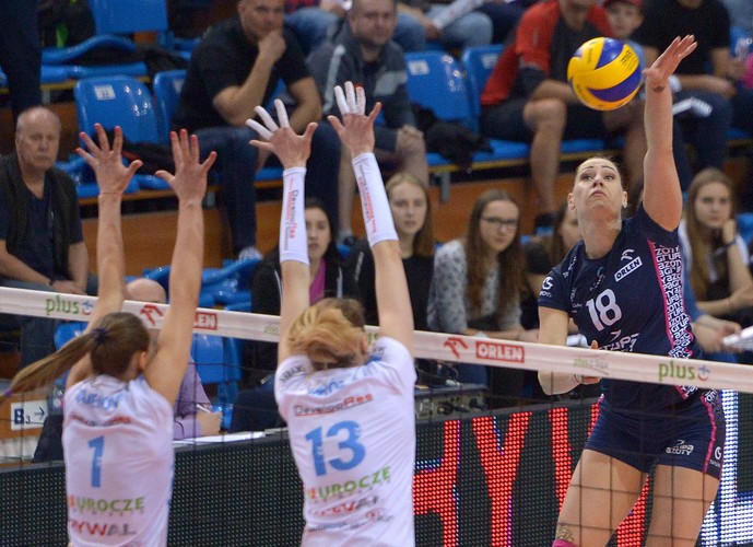 Zawodniczki Developresu SkyRes Rzeszów Kremena Kamenova (L) i Katarzyna Mróz (2L) oraz Katarzyna Zaroślińska (P) z Chemika Police