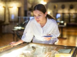 Polacy chcą częściej bywać w muzeach i mówią: Oto co najbardziej utrudnia nam kontakt ze sztuką...