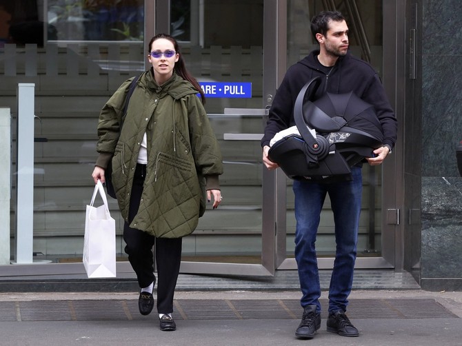 Ćerka Aurora Ramacoti  sa sinom i partnerom u Milanu Vincenzo Aloisi / MEGA/ The Mega Agency