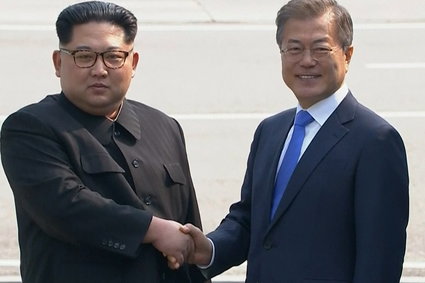Historyczne spotkanie. Kim Dzong Un uścisnął dłoń z prezydentem Korei Południowej