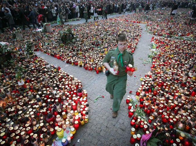 Morze zniczy przed Pałacem Prezydenckim w Warszawie 11 kwietnia 2010, dzień po katastrofie smoleńskiej
