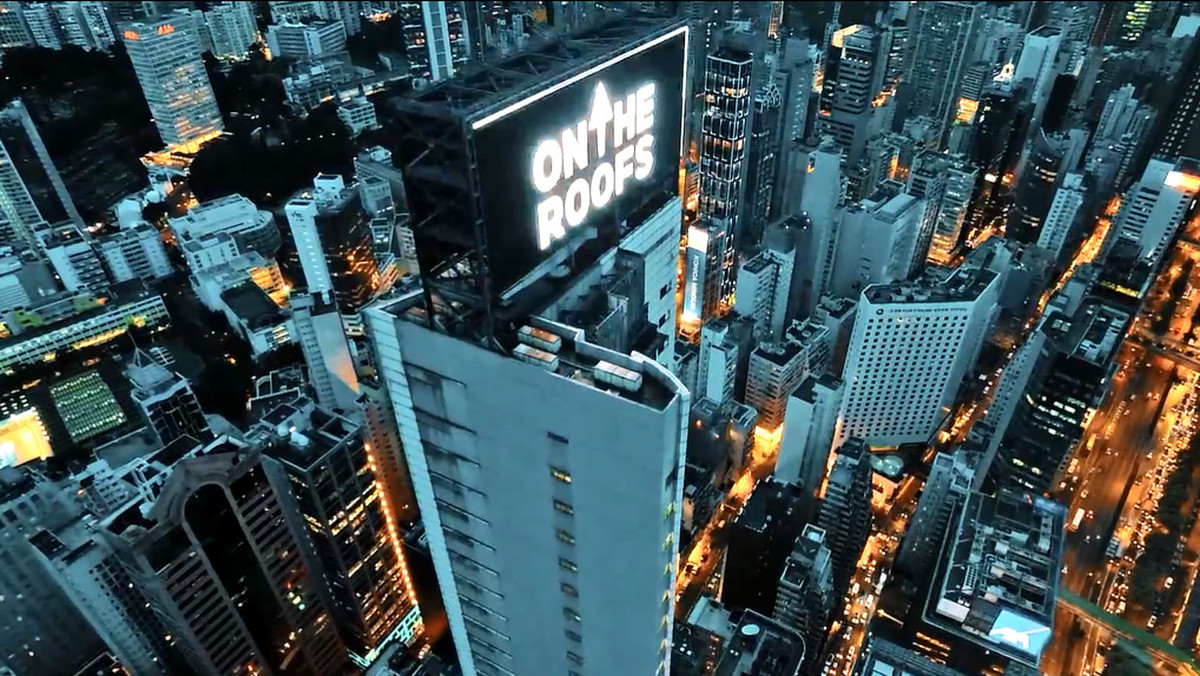 Dwaj Rosjanie wspięli się nielegalnie na 52-piętrowy wieżowiec w Hongkongu i wyświetlili swój film na bilbordzie reklamowym.