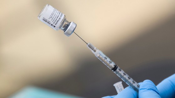 24 września rusza rejestracja na III dawkę szczepienia przeciw COVID-19. To dawka przypominająca. Co trzeba wiedzieć? Odpowiadamy na pytania [PORADNIK]