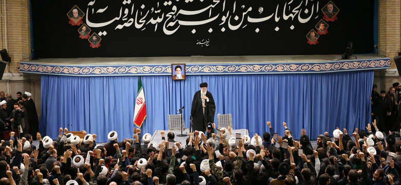 Ajatollah Chamenei grzmi o "bardzo małym, złym kraju w Europie". O kogo chodzi?