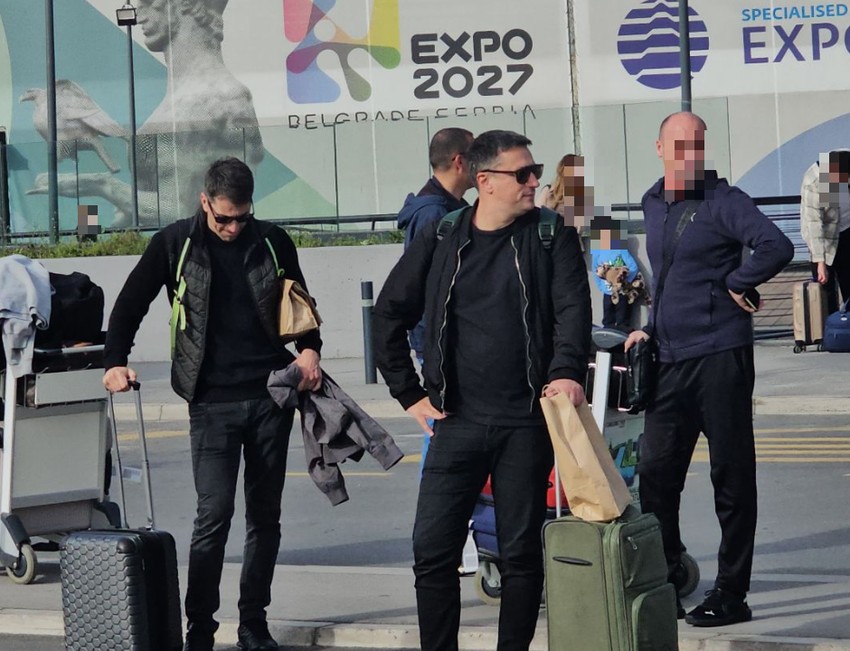 Andrija i Viktor ulaze u vozilo