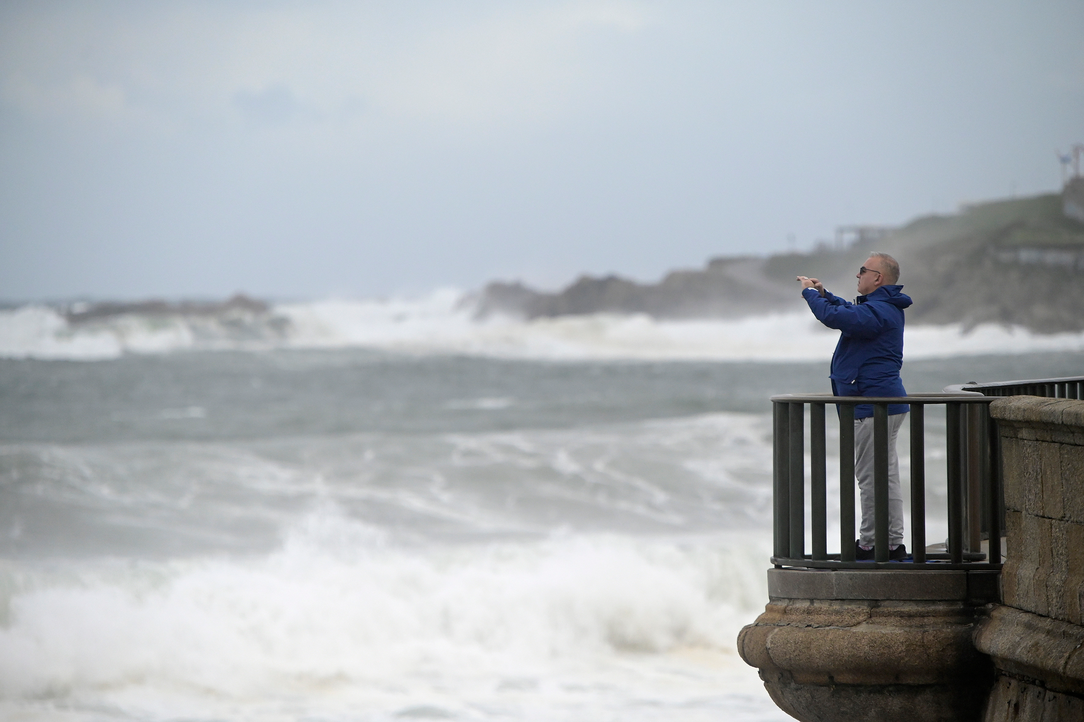 Olas de hasta seis metros: AEMET activa la alerta naranja en 7 provincias