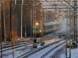 Zamarza trakcja elektryczna. Pociągi grzęzną w polu