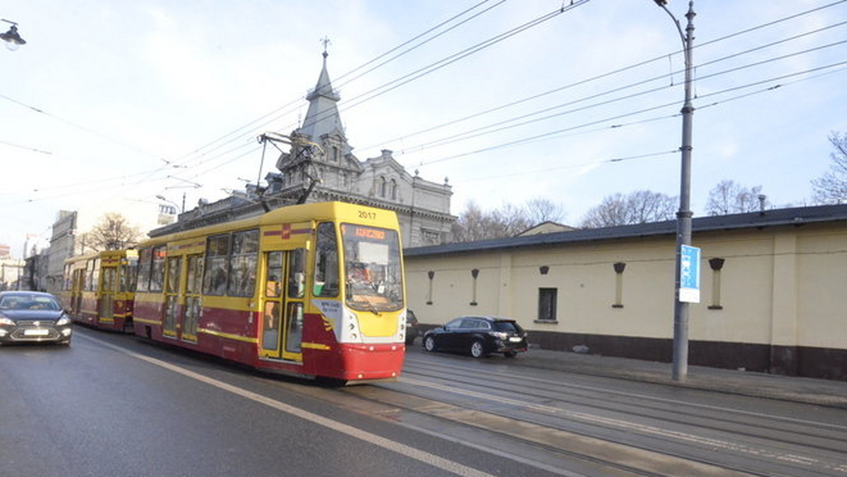 Członkowie inicjatywy "Oddajcie nam tramwaje" alarmują, że z początkiem września po Łodzi jeździ mniej autobusów i tramwajów. Chodzi o wakacyjne rozkłady jazdy, które na części linii pozostały bez zmian. Zarząd Dróg i Transportu zmniejszył też częstotliwość niektórych linii.