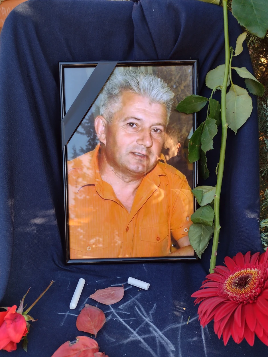 Slika učitelja Ivana ilića ispred Osnovne škole "Mika Antić"