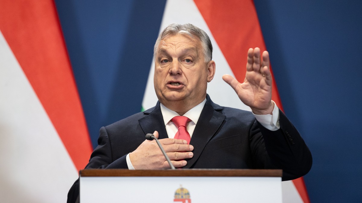 Egy színpadon Orbán Viktor és a pedofil bicskei igazgató: előkerült egy régi videó