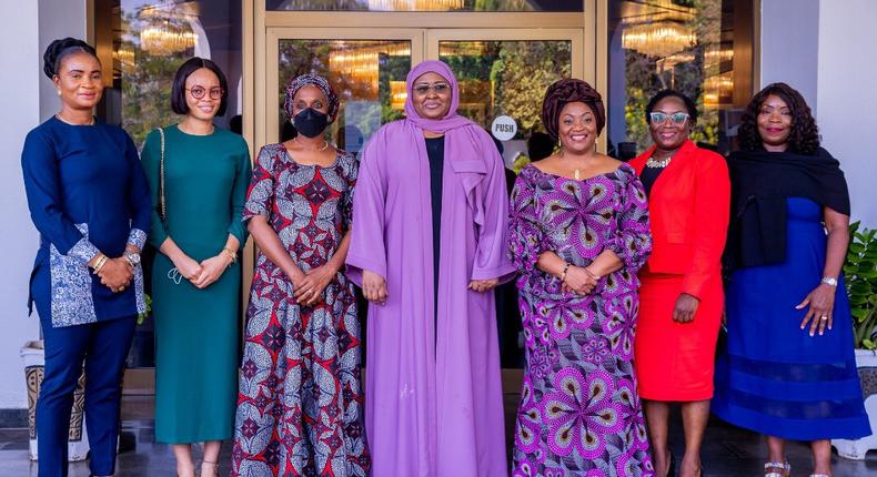 Nigeria's First Lady Aisha Buhari hosts the Vice President of Liberia, HE, Chief Dr. Jewel Howard-Taylor, her delegation and various Women leaders of the APC at her office. [Twitter/@TheresaTekenah]