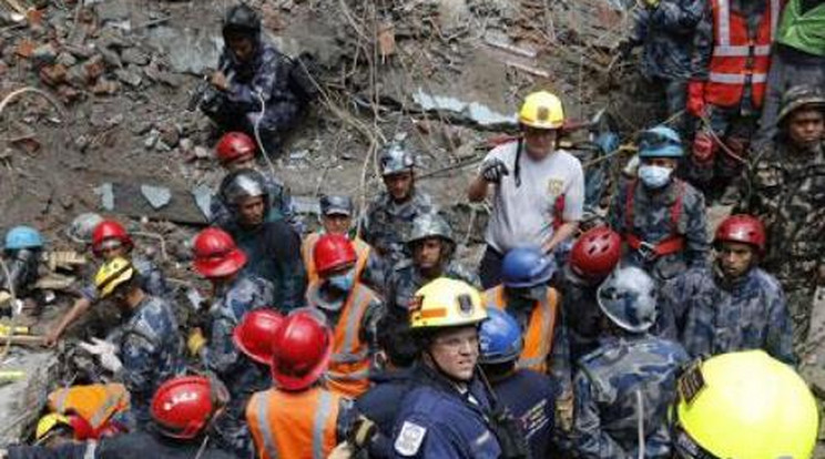 Csoda! Túlélőket találtak Nepálban a romok alatt