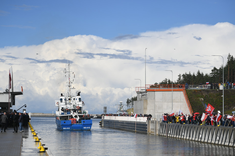  Jednostka straży granicznej Kaper 2 jako jedna z pierwszych wpływa na Zatokę Gdańską po otwarciu w miejscowości Skowronki kanału żeglugowego przez Mierzeję Wiślaną. 17.09.2022 r.