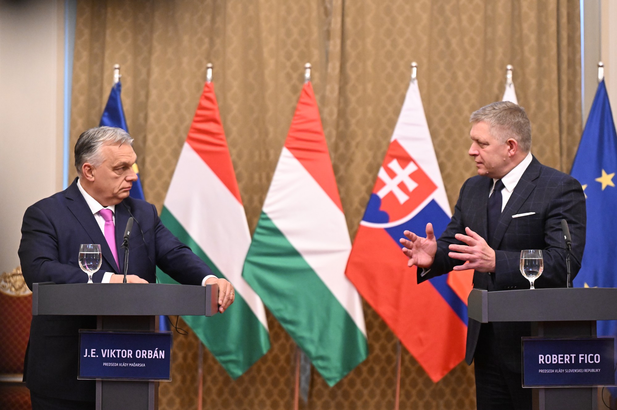 Zľava maďarský premiér Viktor Orbán a premiér SR Robert Fico (Smer-SD).