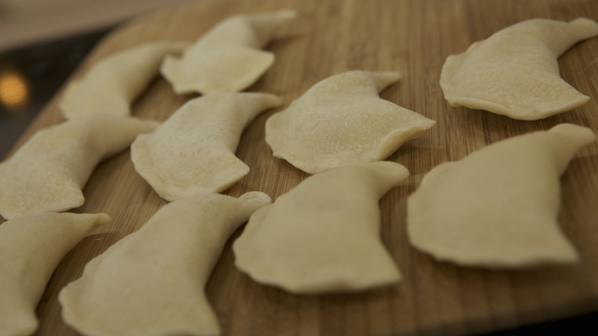 Pierogi to prawdziwy przysmak Polaków. Warto wykorzystać sezonowe warzywa i owoce do stworzenia wyjątkowego farszu, który nada im wyjątkowy smak. Spróbujcie dodać do nich bobu - takie pierogi na pewno będą wam smakować!