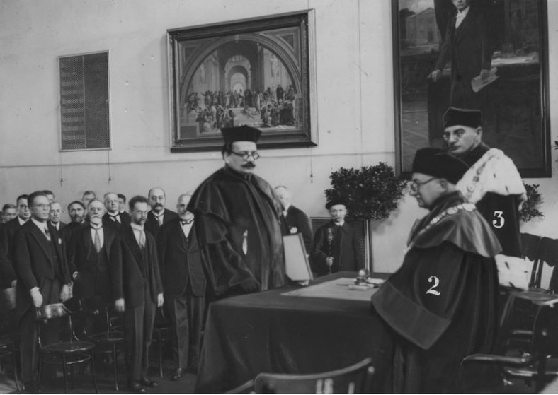 Tadeusz Banachiewicz odbiera doktorat honoris causa w Warszawie