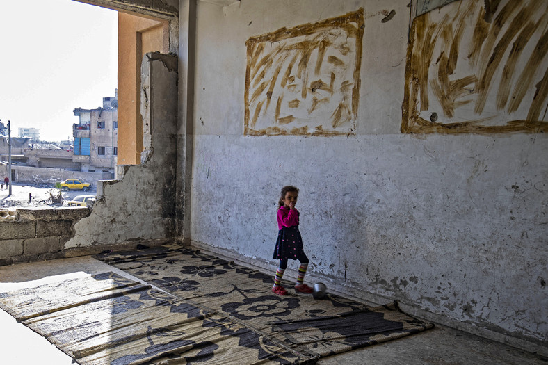 Mała Syryjka w mieście Rakka, marzec 2023 r.