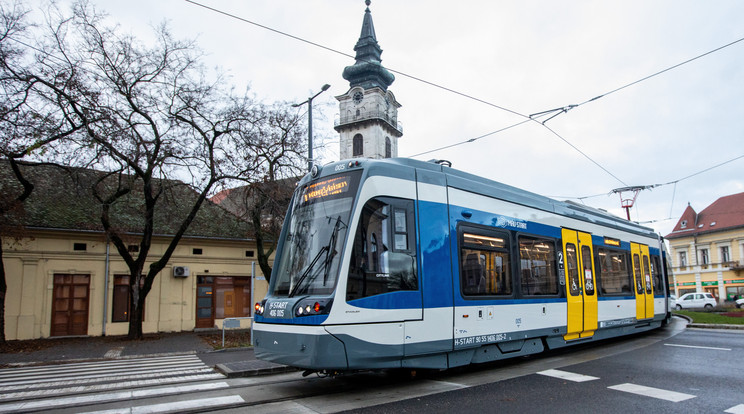 Szinte másfél éve közlekedik Szegeden a tram-train, máris megkoptak a sínek / Fotó: MTI/Rosta Tibor