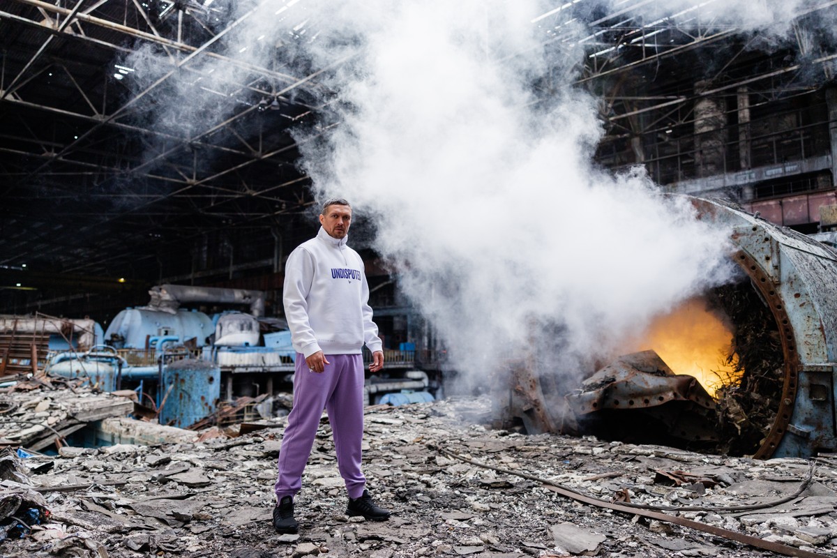 Mistrz boksu Usyk w zniszczonej ukraińskiej elektrowni firmy DTEK.