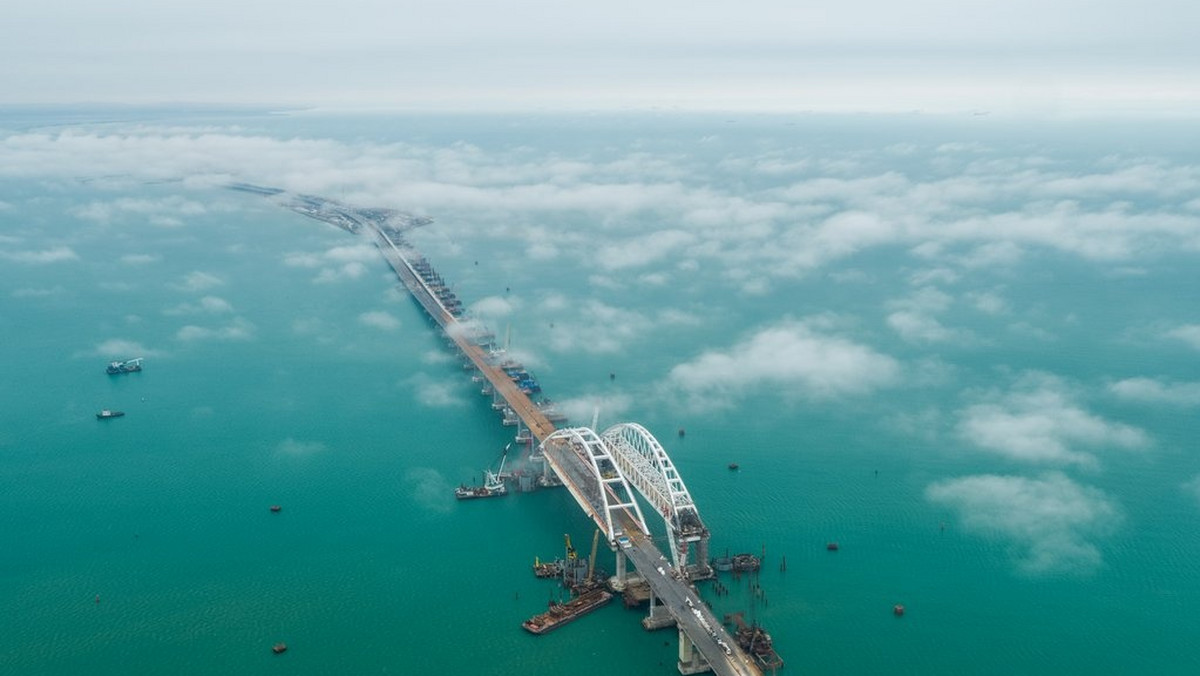 Проліт споруджуваної залізничної частини Кримського моста з'їхав в воду під час монтажу конструкцій. 